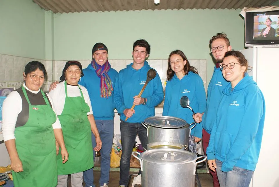 Bénévoles et jeunes de Collique