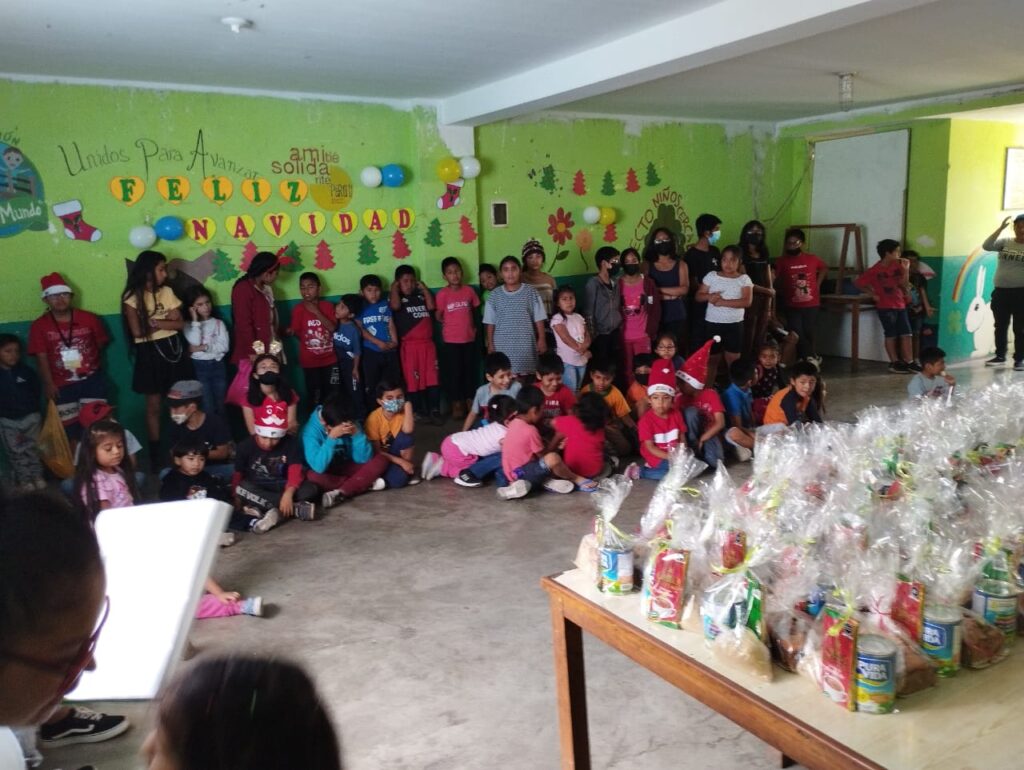 Décembre 2022 — Les enfants rassemblés dans la casita pour la remise des cadeaux de Noël