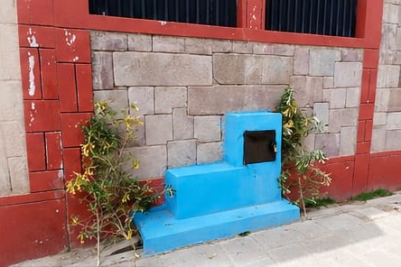 La fontaine publique d'eau potable, peinte en bleu, à Amantani