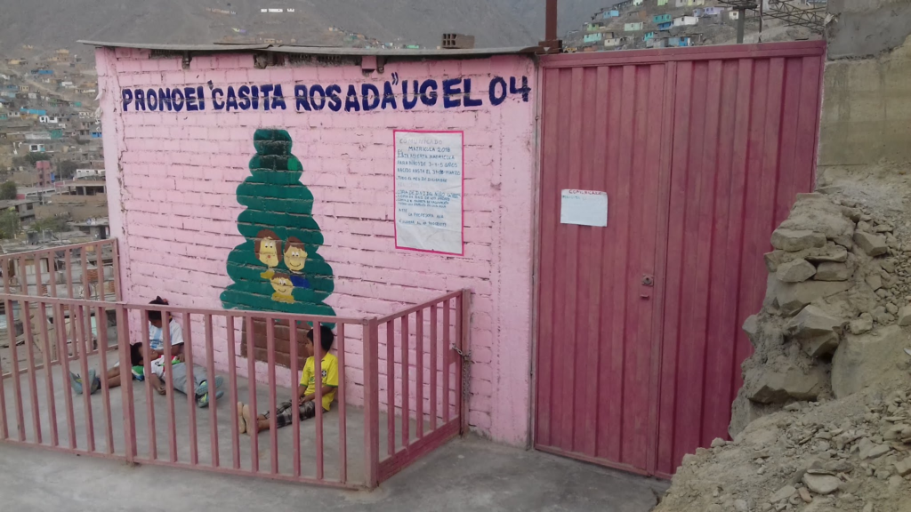 La Casita Rosada — PRONOEI Casita Rosada UGEL 04, avec le quartier de Collique en arrière-plan